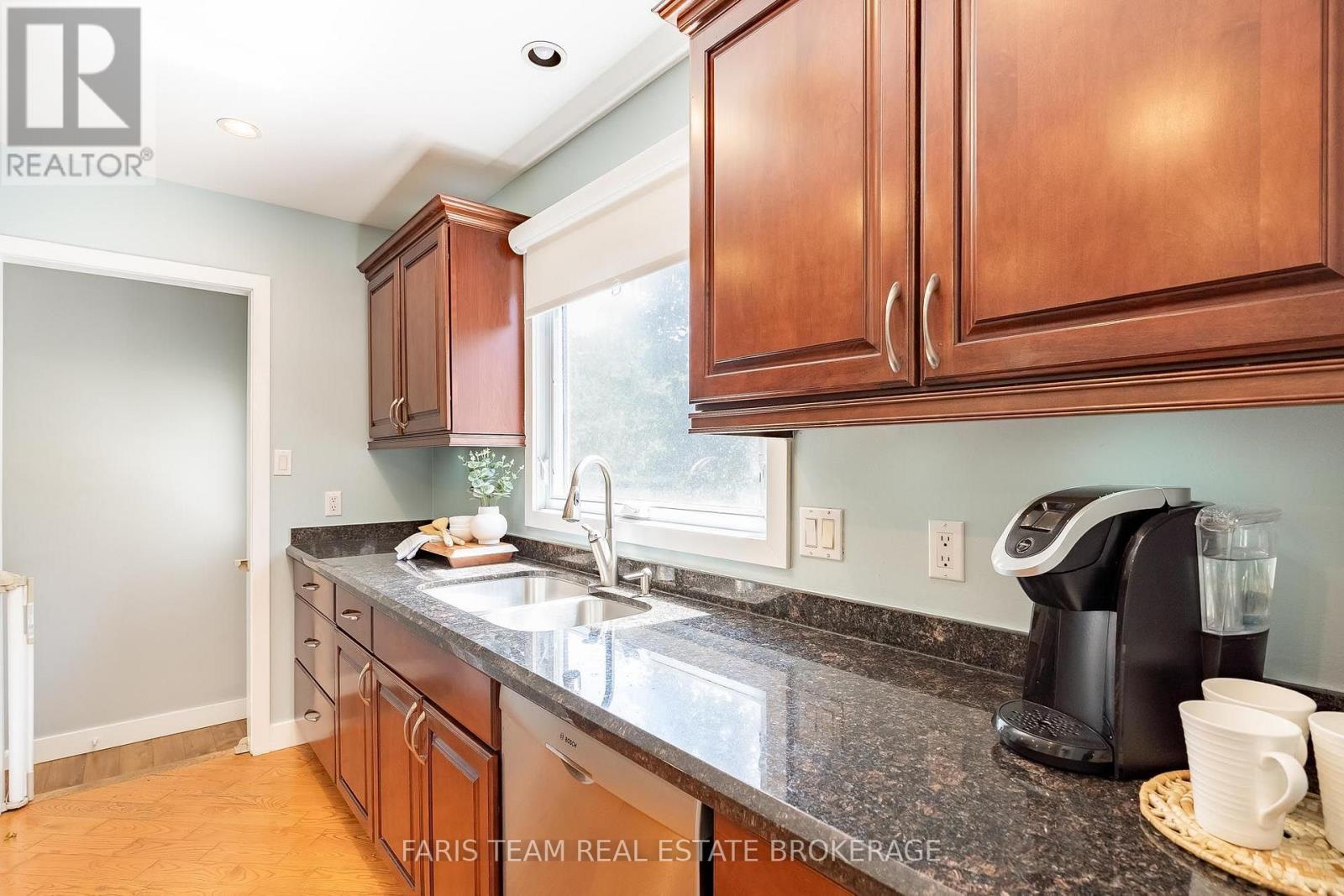 1041 Lebanon Drive, Innisfil, ON - Indoor Photo Showing Kitchen With Double Sink