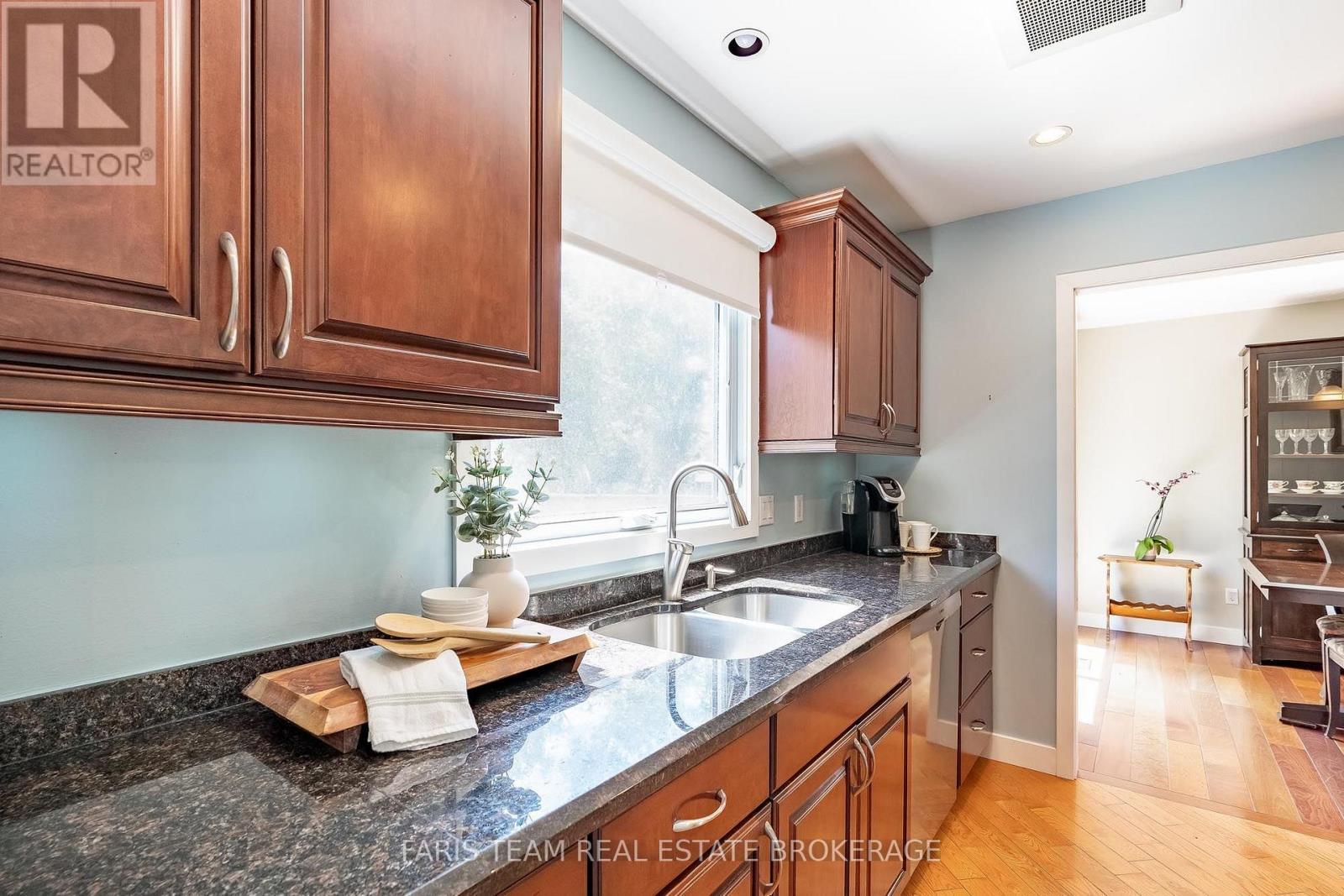 1041 Lebanon Drive, Innisfil, ON - Indoor Photo Showing Kitchen With Double Sink