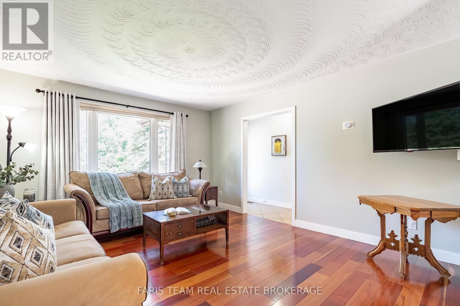 1041 Lebanon Drive, Innisfil, ON - Indoor Photo Showing Living Room