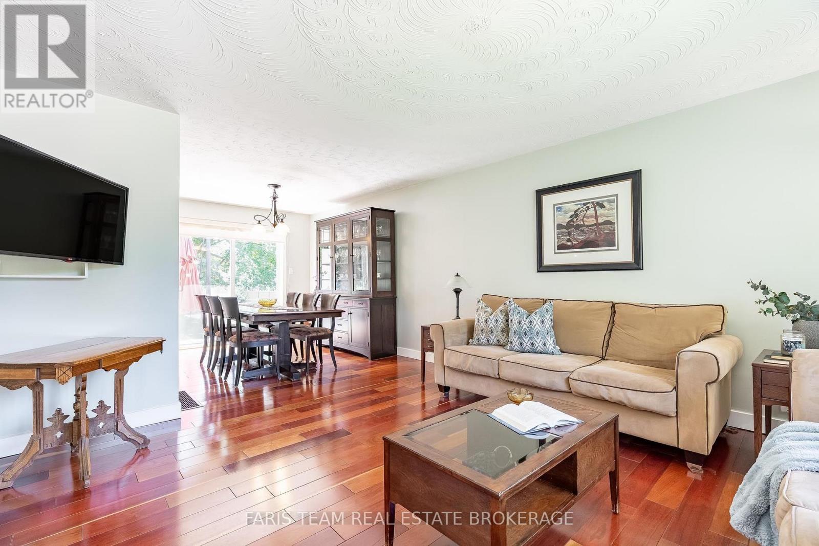 1041 Lebanon Drive, Innisfil, ON - Indoor Photo Showing Living Room