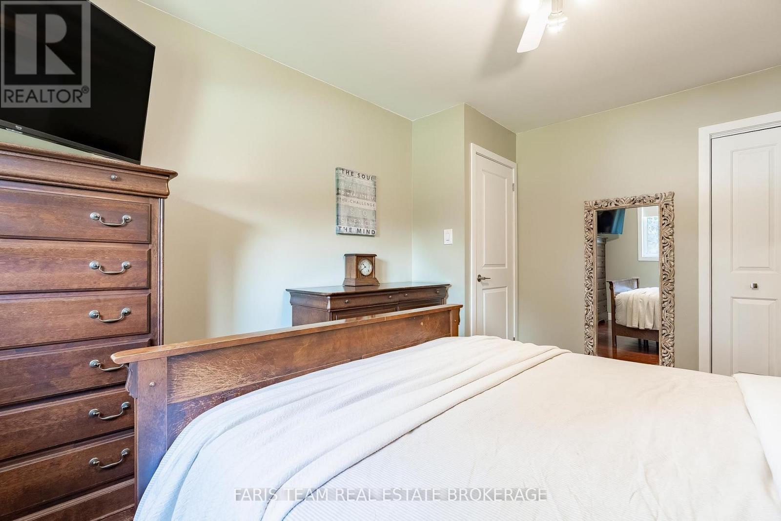 1041 Lebanon Drive, Innisfil, ON - Indoor Photo Showing Bedroom