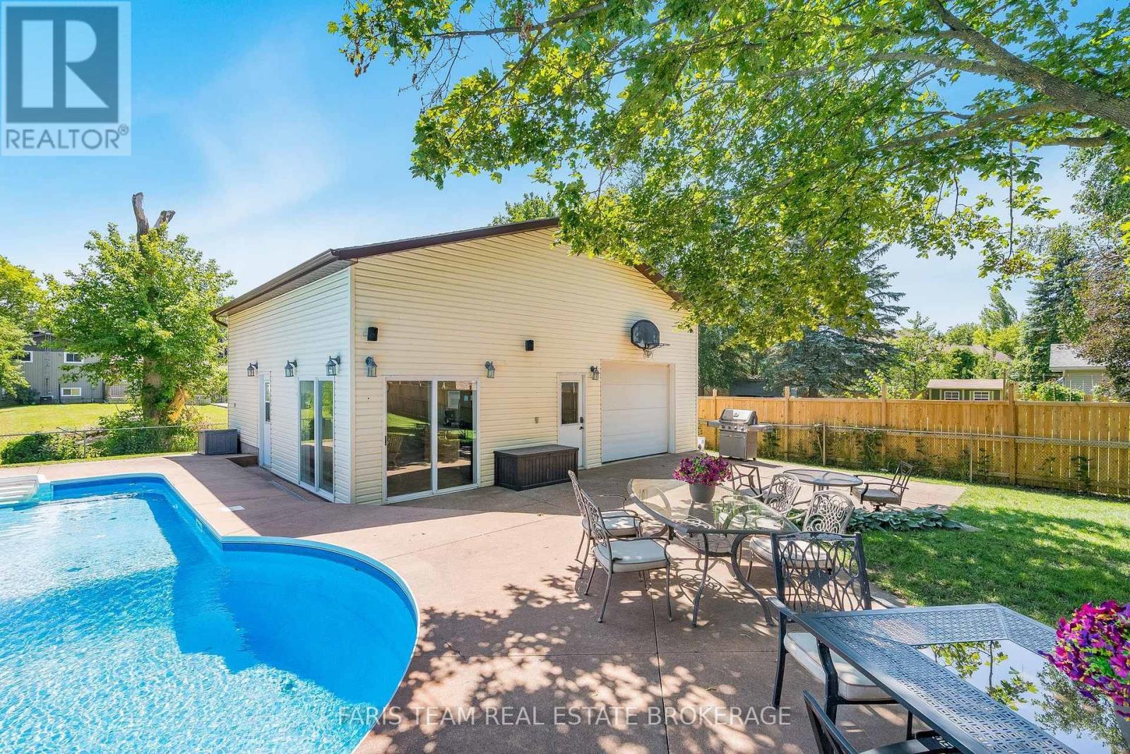 1041 Lebanon Drive, Innisfil, ON - Outdoor With In Ground Pool With Backyard