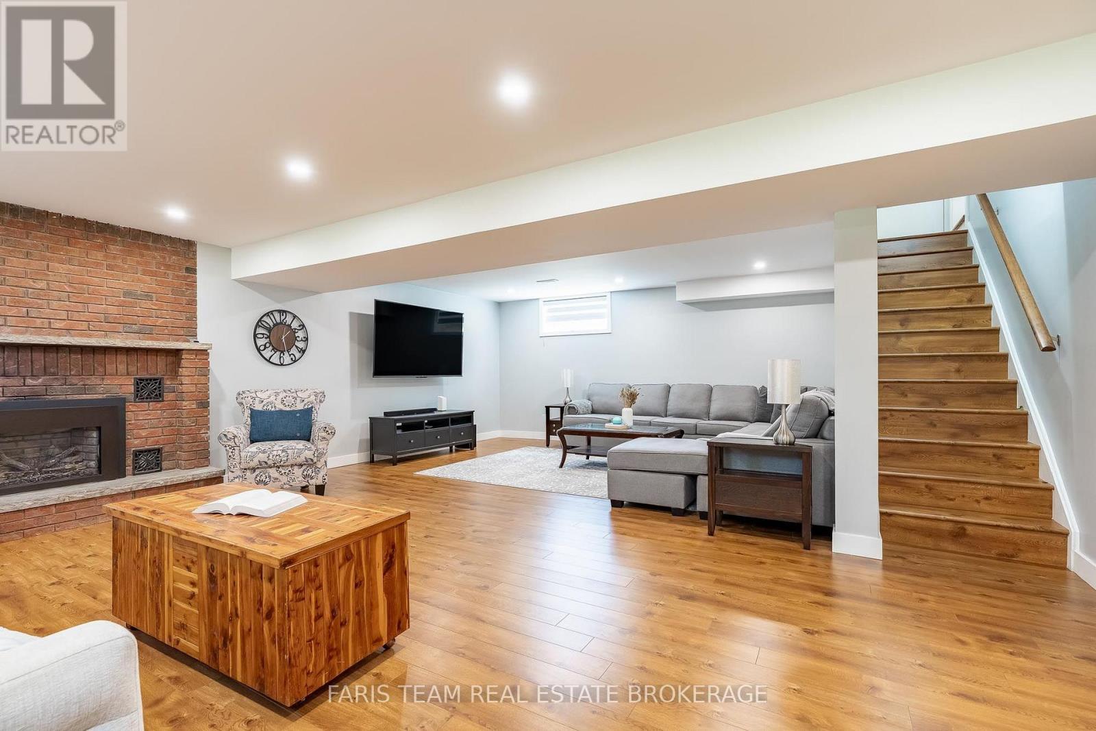 1041 Lebanon Drive, Innisfil, ON - Indoor Photo Showing Living Room With Fireplace