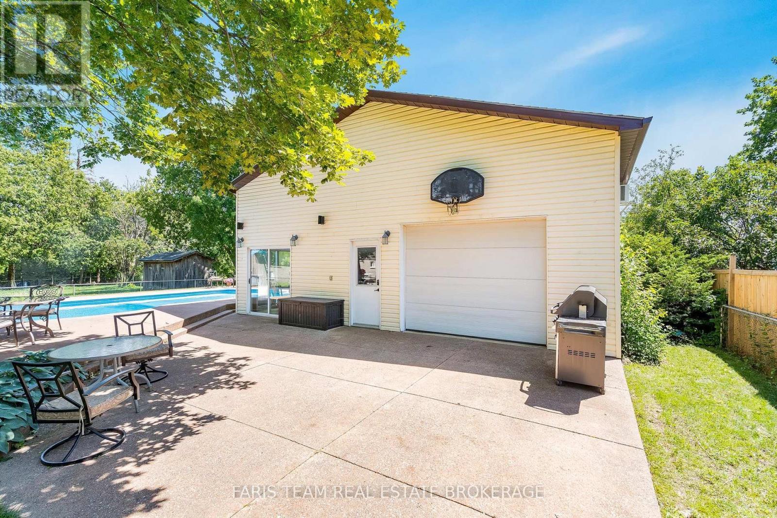 1041 Lebanon Drive, Innisfil, ON - Outdoor With Exterior