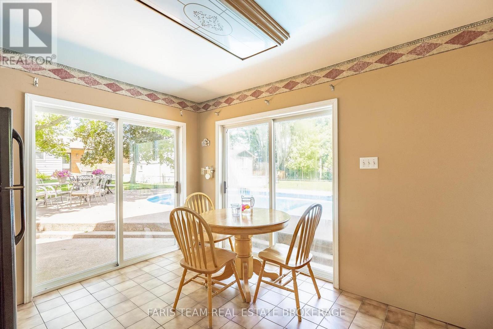 1041 Lebanon Drive, Innisfil, ON - Indoor Photo Showing Dining Room