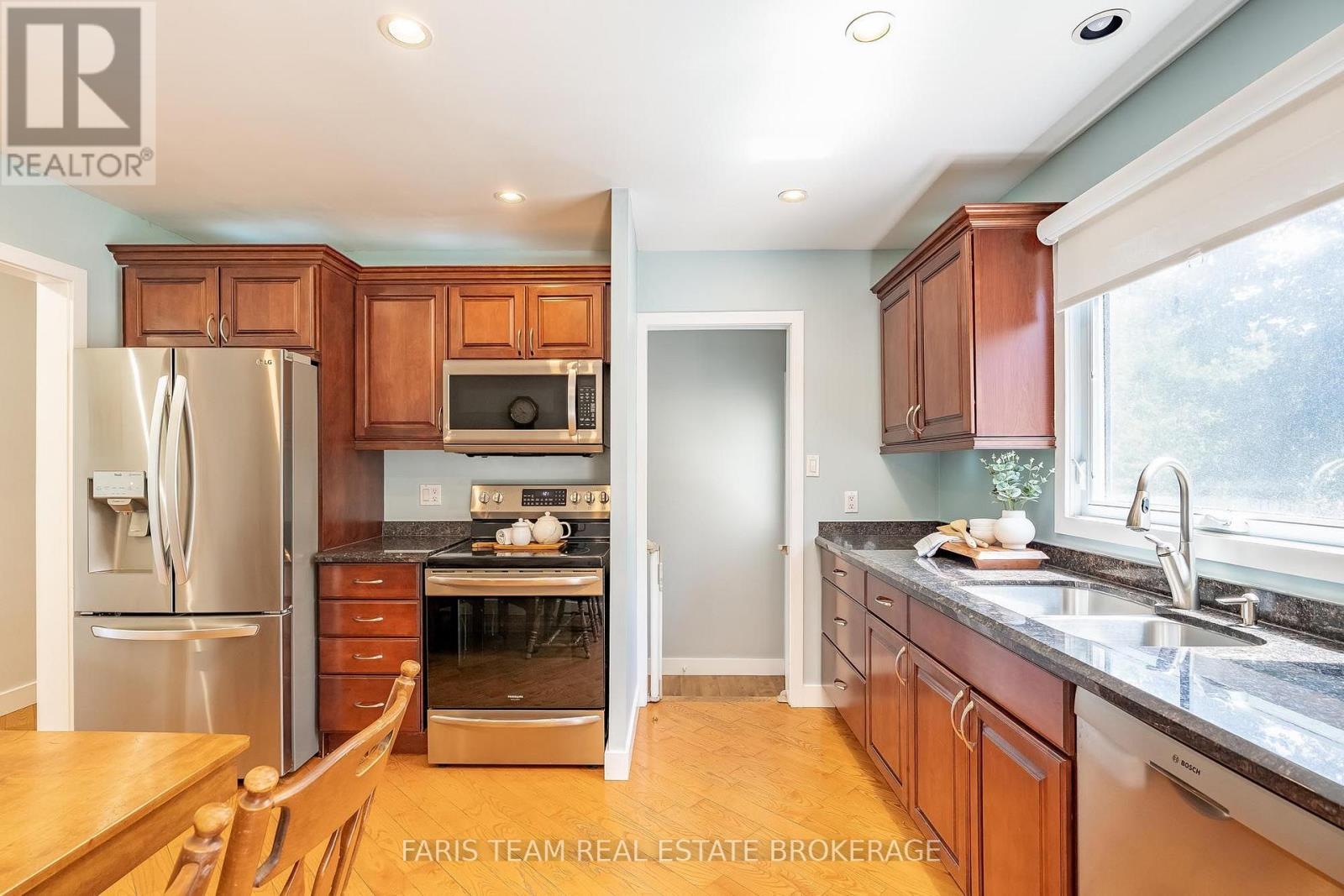 1041 Lebanon Drive, Innisfil, ON - Indoor Photo Showing Kitchen With Double Sink