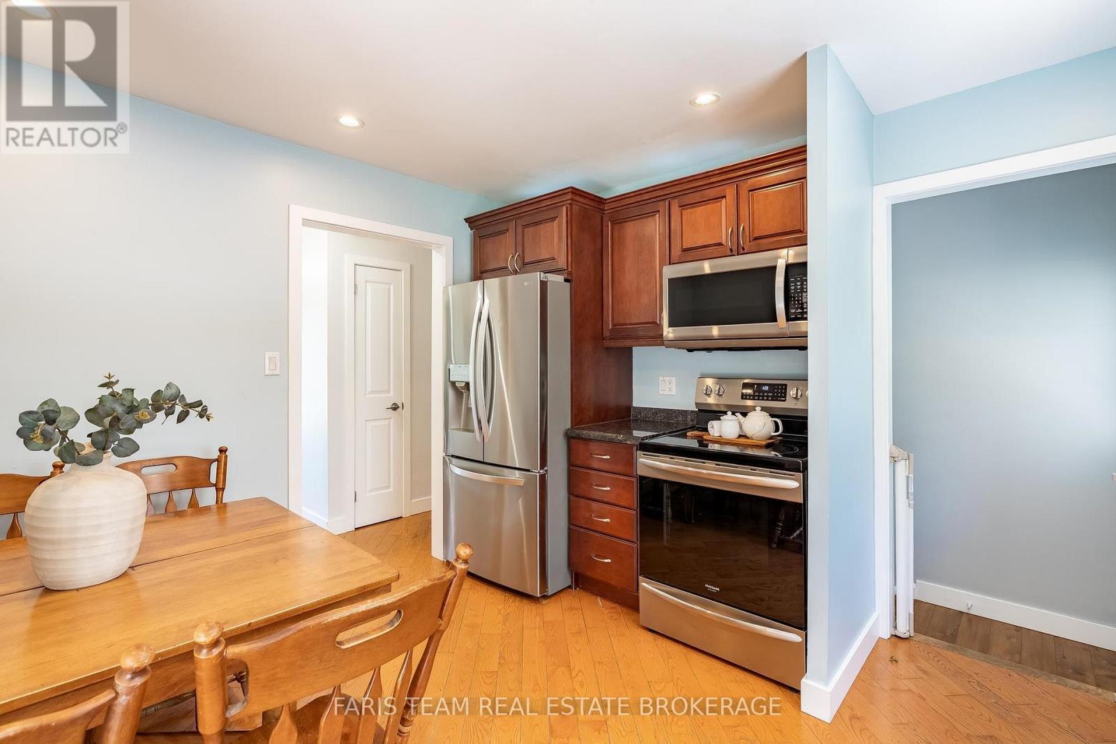 1041 Lebanon Drive, Innisfil, ON - Indoor Photo Showing Kitchen