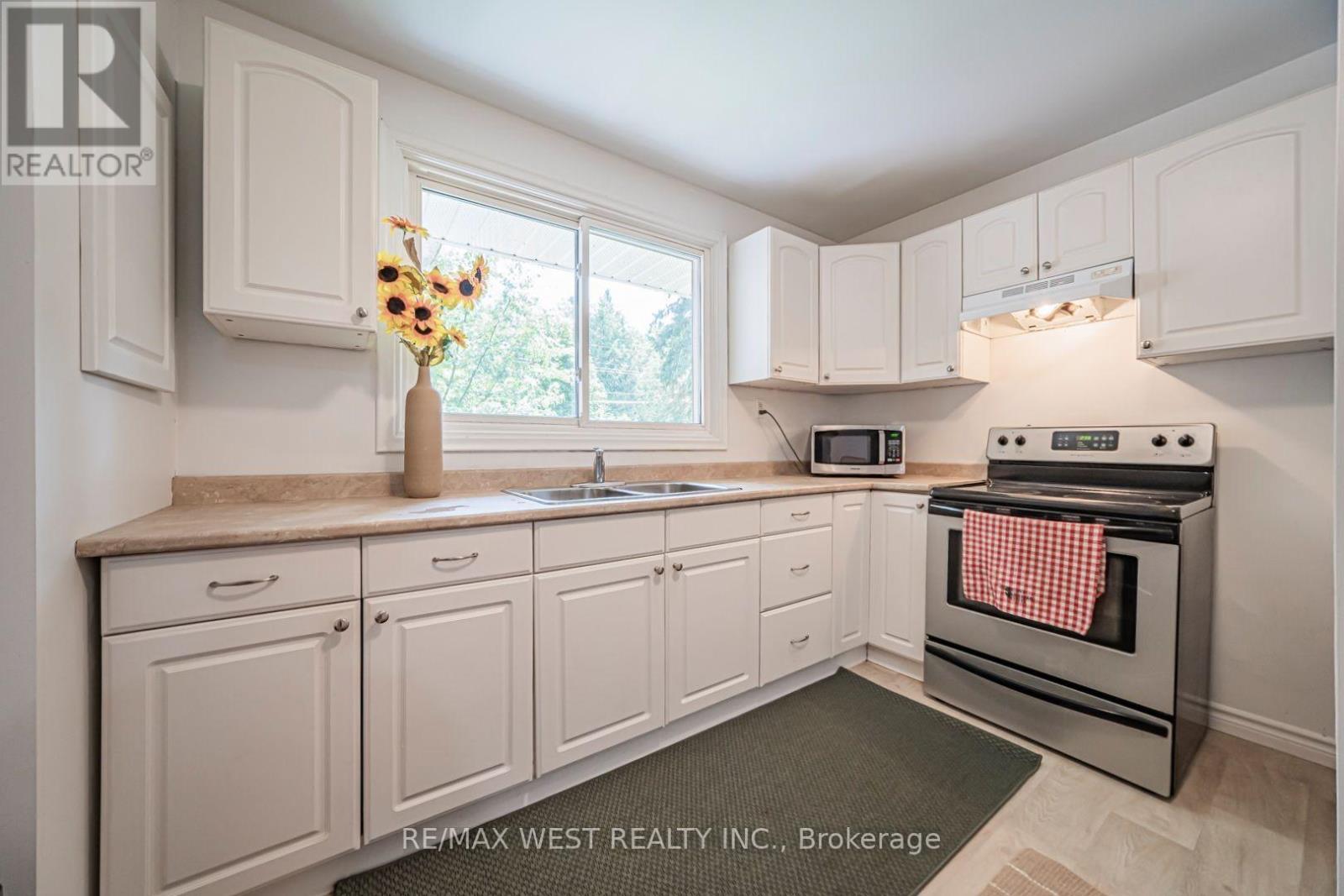 9510 Morning Glory Road, Georgina, ON - Indoor Photo Showing Kitchen With Double Sink