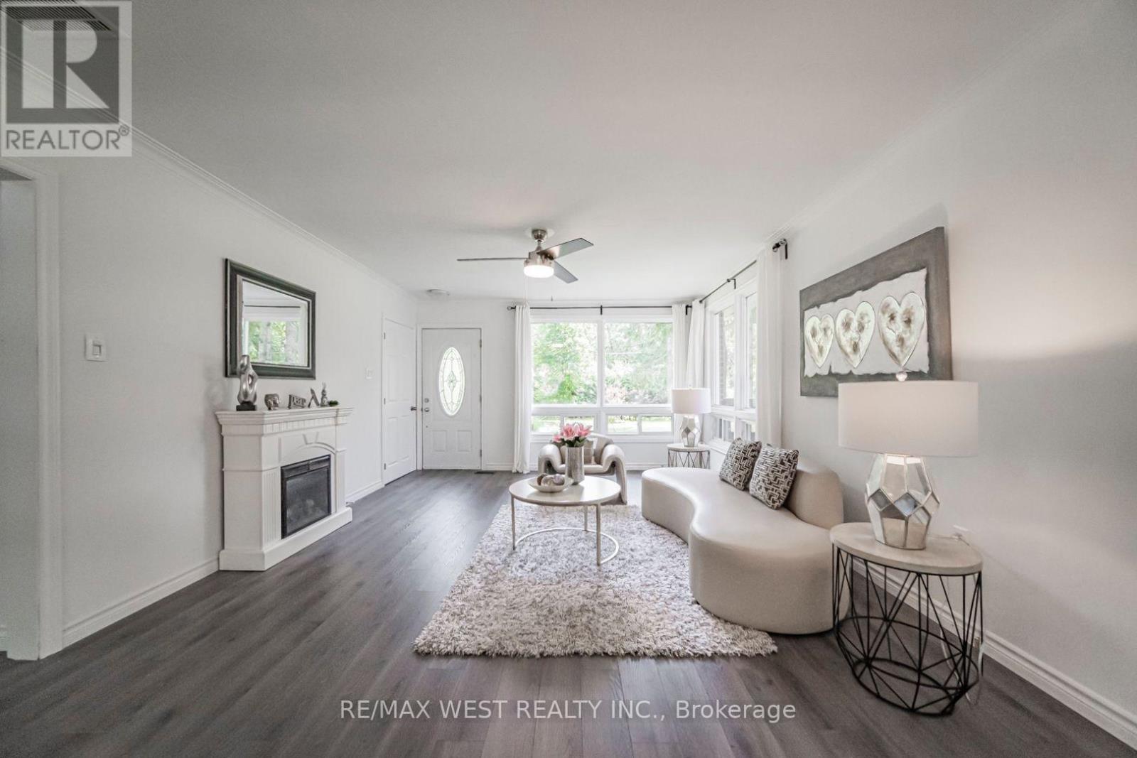 9510 Morning Glory Road, Georgina, ON - Indoor Photo Showing Living Room With Fireplace