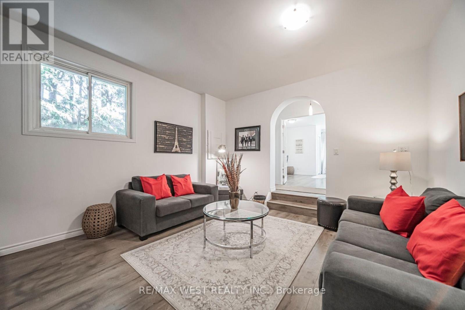 9510 Morning Glory Road, Georgina, ON - Indoor Photo Showing Living Room