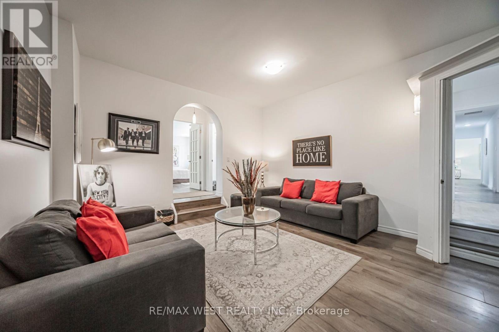 9510 Morning Glory Road, Georgina, ON - Indoor Photo Showing Living Room