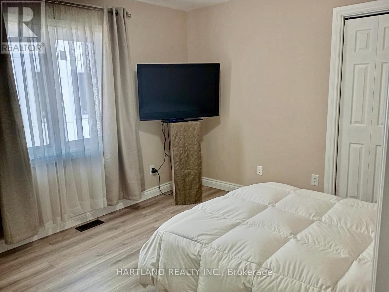 22 Berkely Street, Wasaga Beach, ON - Indoor Photo Showing Bedroom