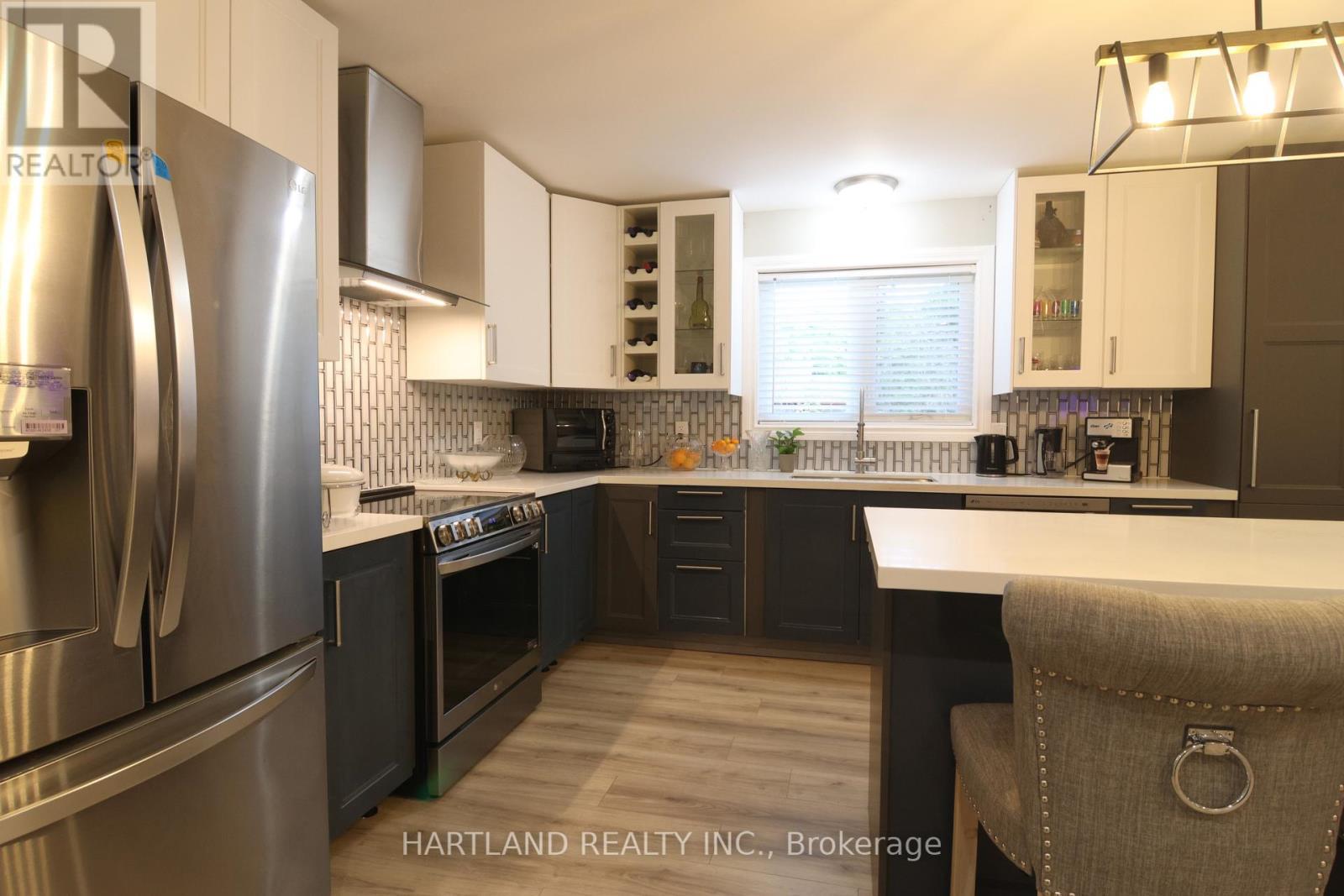 22 Berkely Street, Wasaga Beach, ON - Indoor Photo Showing Kitchen With Stainless Steel Kitchen With Upgraded Kitchen