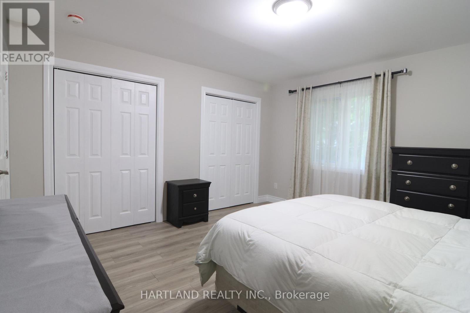 22 Berkely Street, Wasaga Beach, ON - Indoor Photo Showing Bedroom