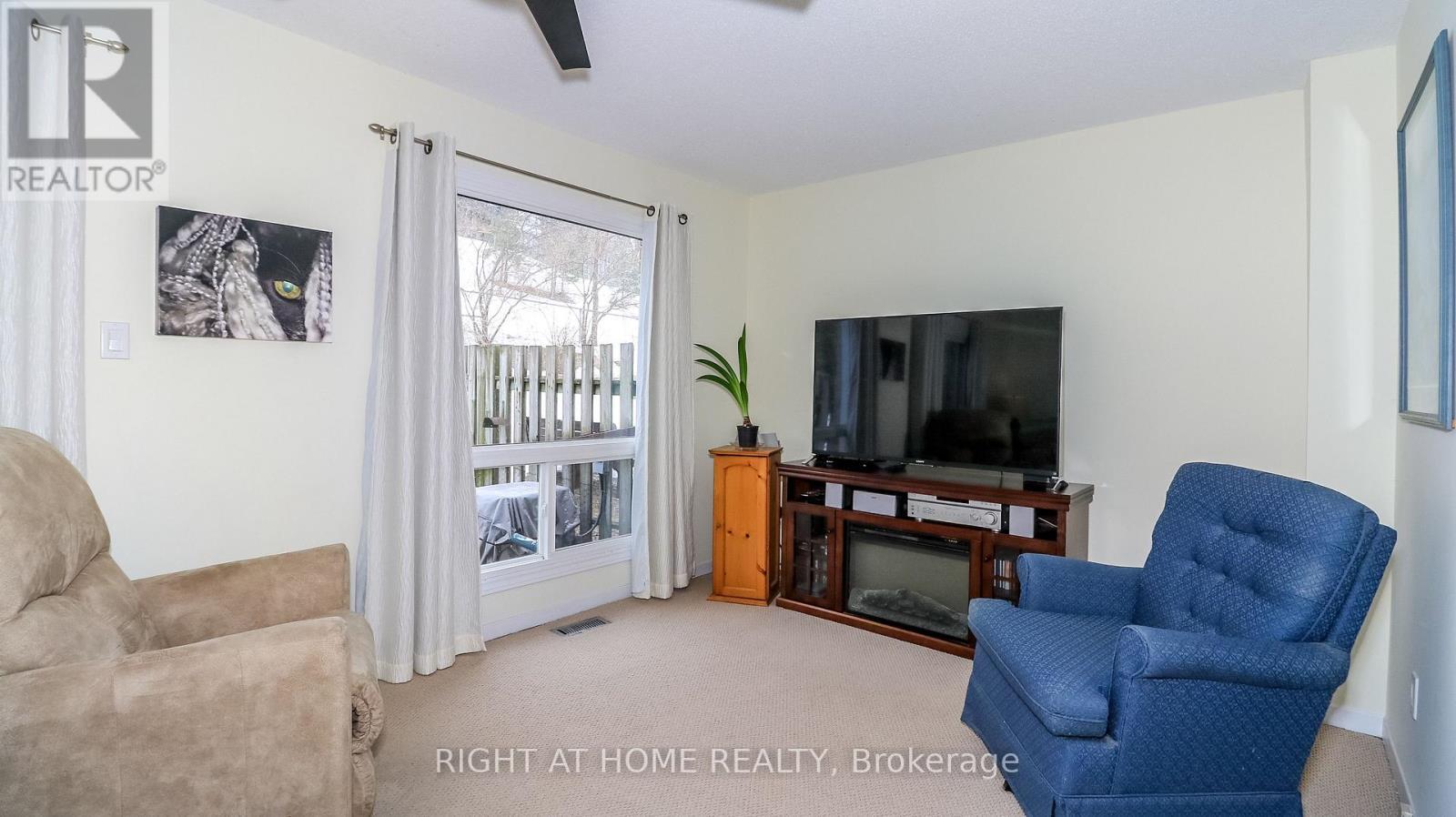 23 - 52 Adelaide Street, Barrie, ON - Indoor Photo Showing Living Room