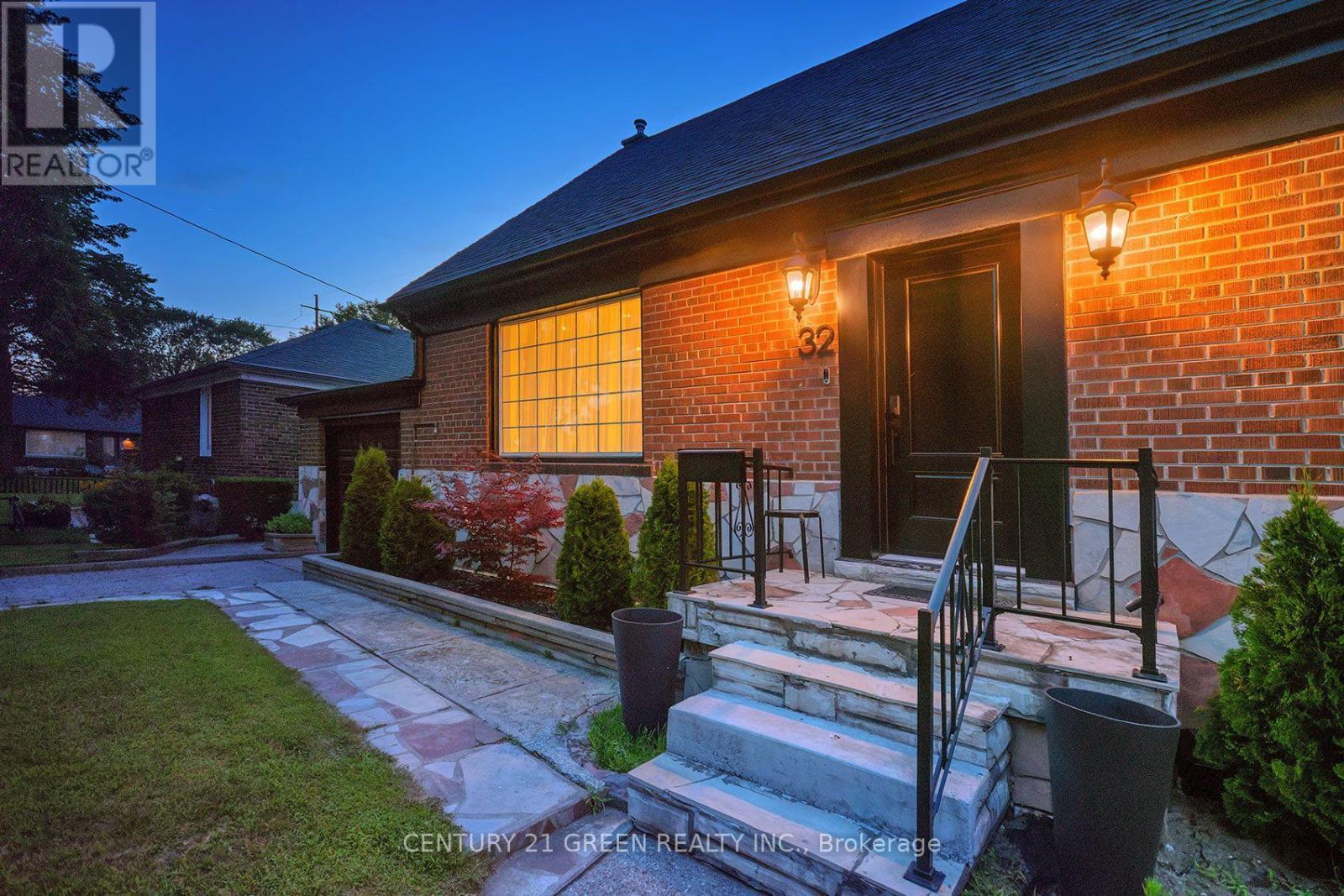 32 Castlebar Road, Toronto, ON - Outdoor With Exterior