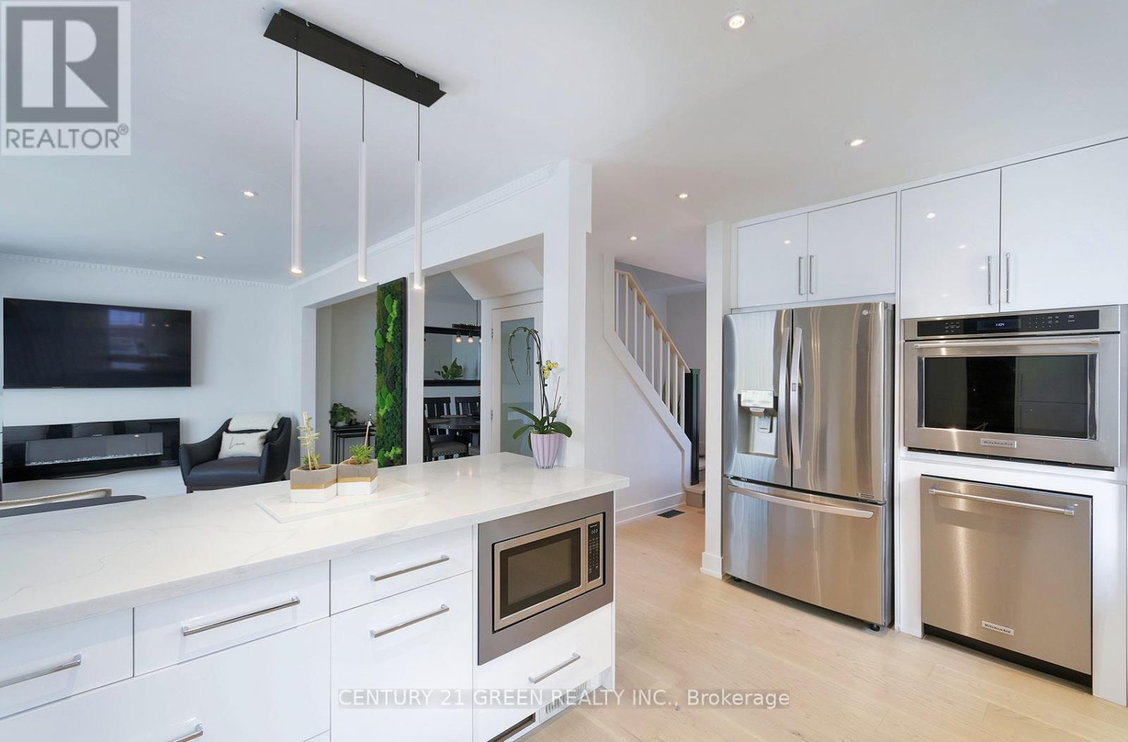32 Castlebar Road, Toronto, ON - Indoor Photo Showing Kitchen With Stainless Steel Kitchen With Upgraded Kitchen