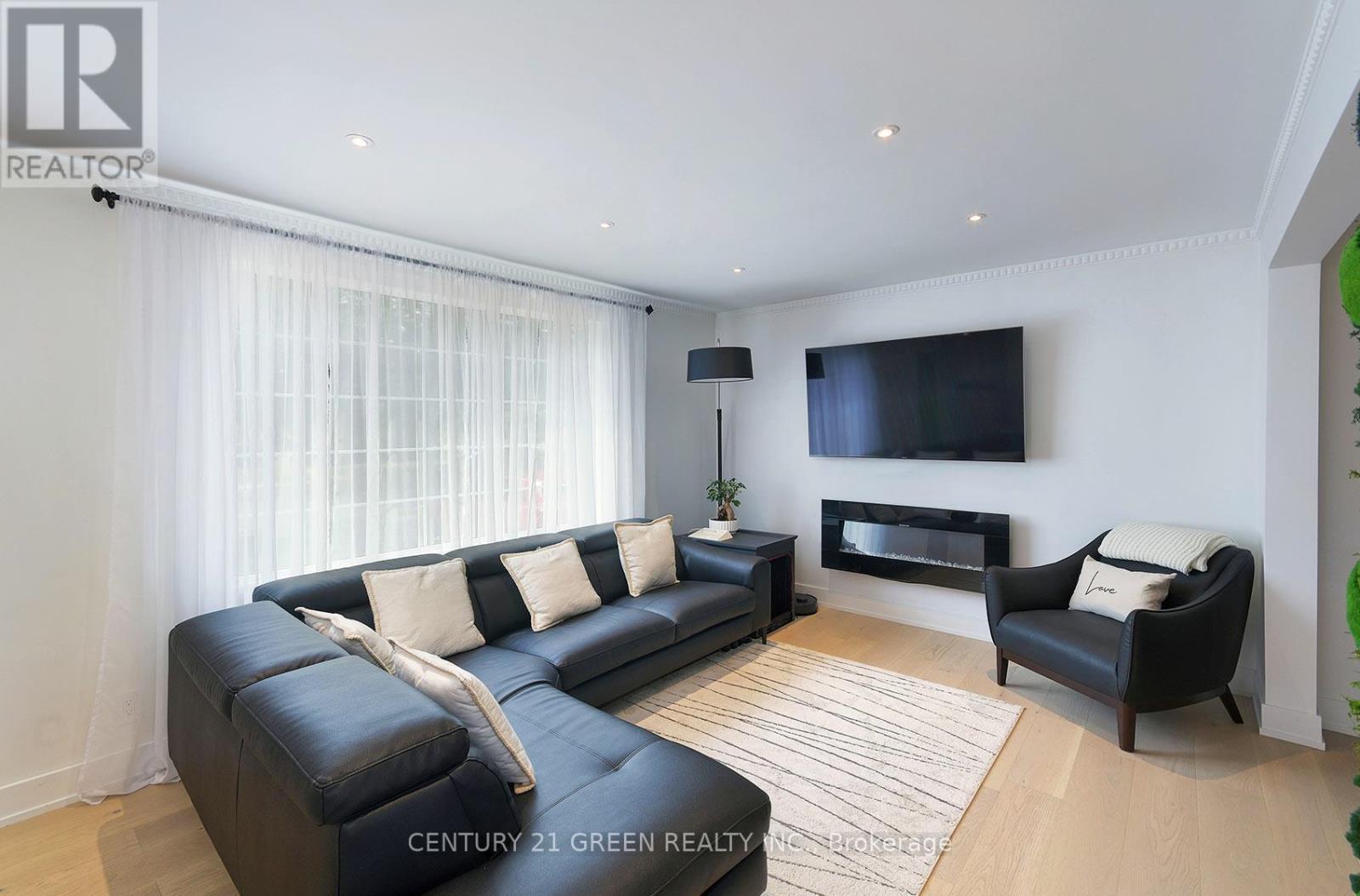 32 Castlebar Road, Toronto, ON - Indoor Photo Showing Living Room With Fireplace