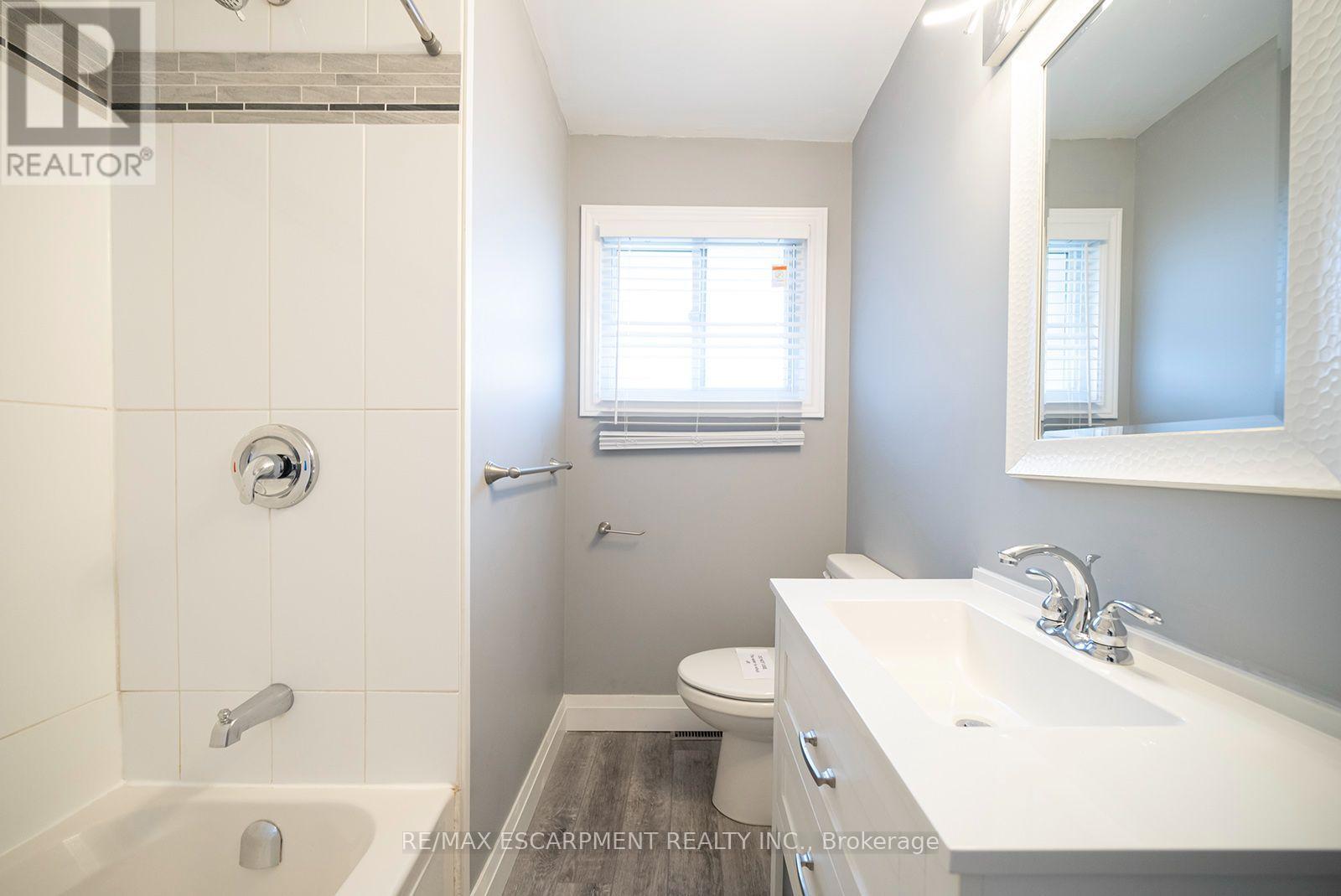 Upper - 76 Glenview Avenue, Cambridge, ON - Indoor Photo Showing Bathroom