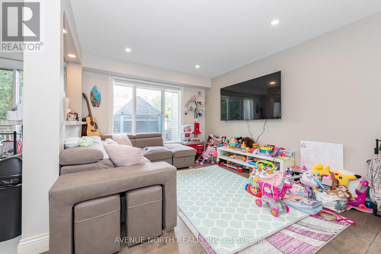 501 Lawler Crescent, Ottawa, ON - Indoor Photo Showing Living Room