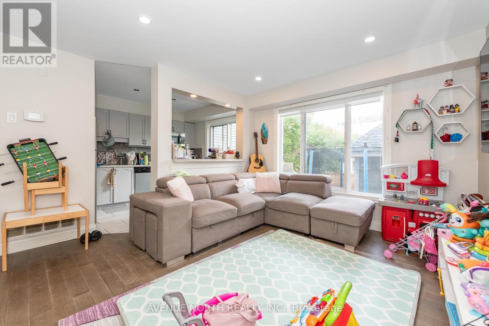 501 Lawler Crescent, Ottawa, ON - Indoor Photo Showing Living Room