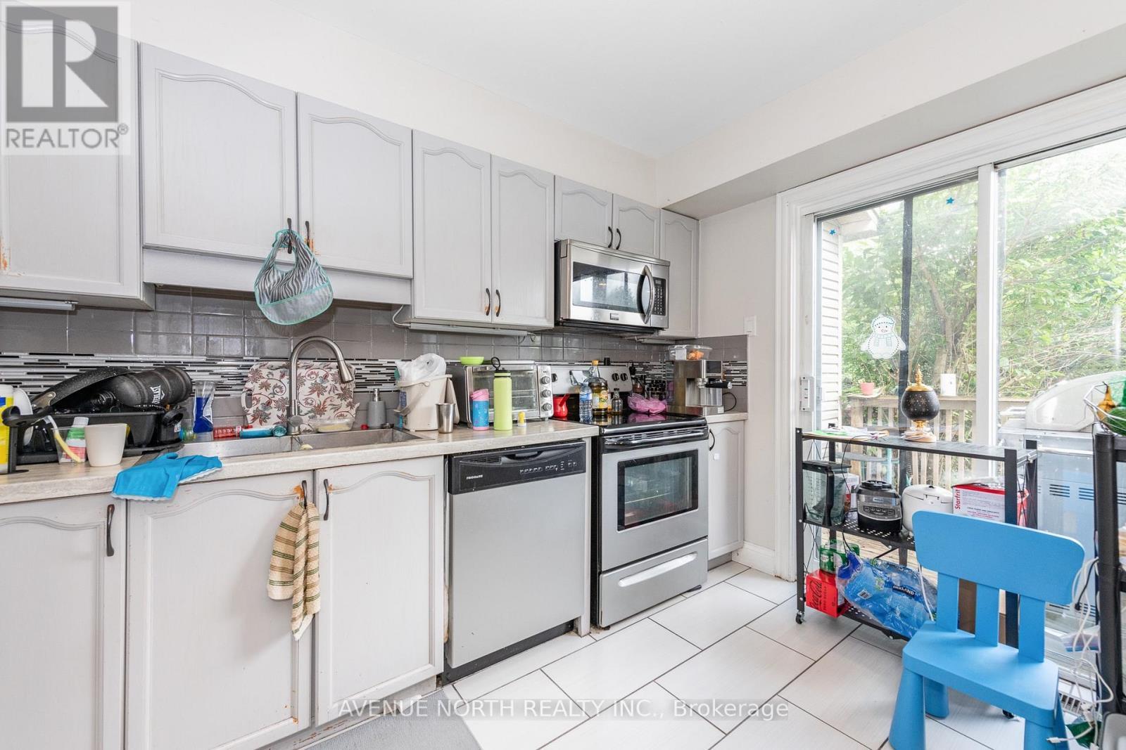 501 Lawler Crescent, Ottawa, ON - Indoor Photo Showing Kitchen