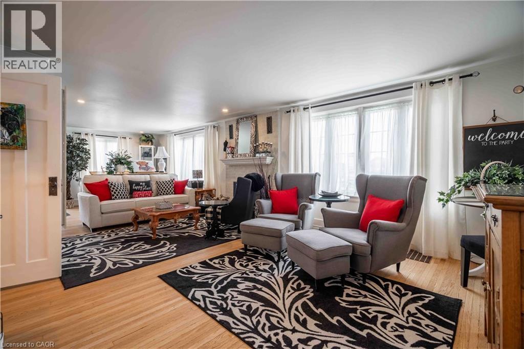 Note the many large windows to let the sun sdtream in. - 99 Argyle Street N, Caledonia, ON - Indoor Photo Showing Living Room