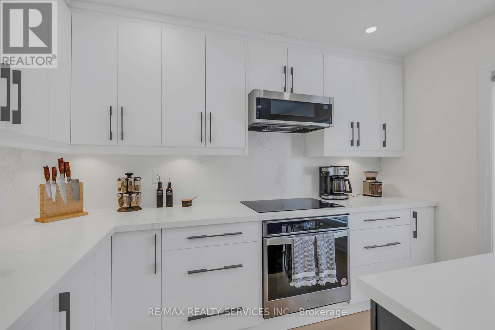 128 Seaside Circle, Brampton, ON - Indoor Photo Showing Kitchen