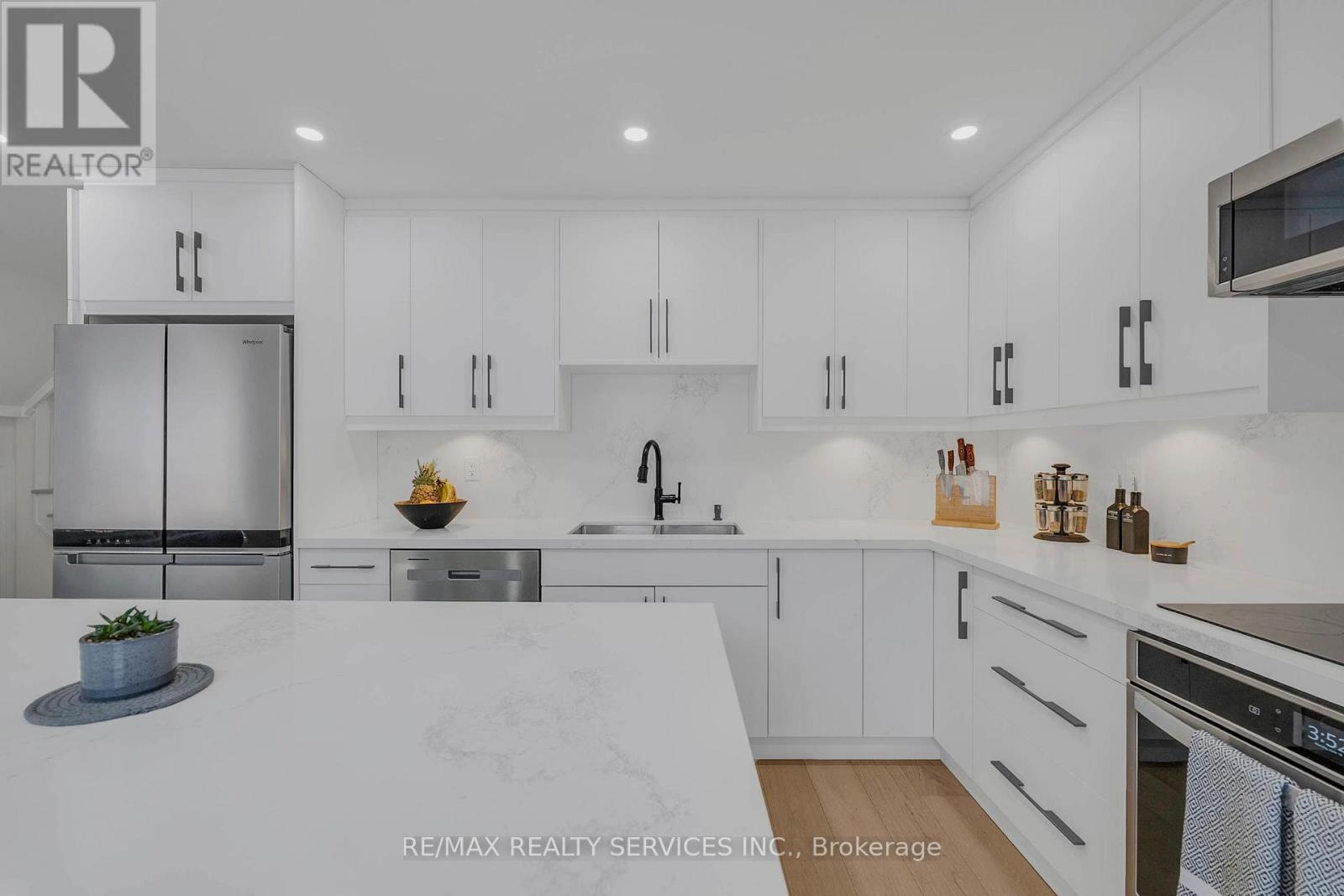 128 Seaside Circle, Brampton, ON - Indoor Photo Showing Kitchen