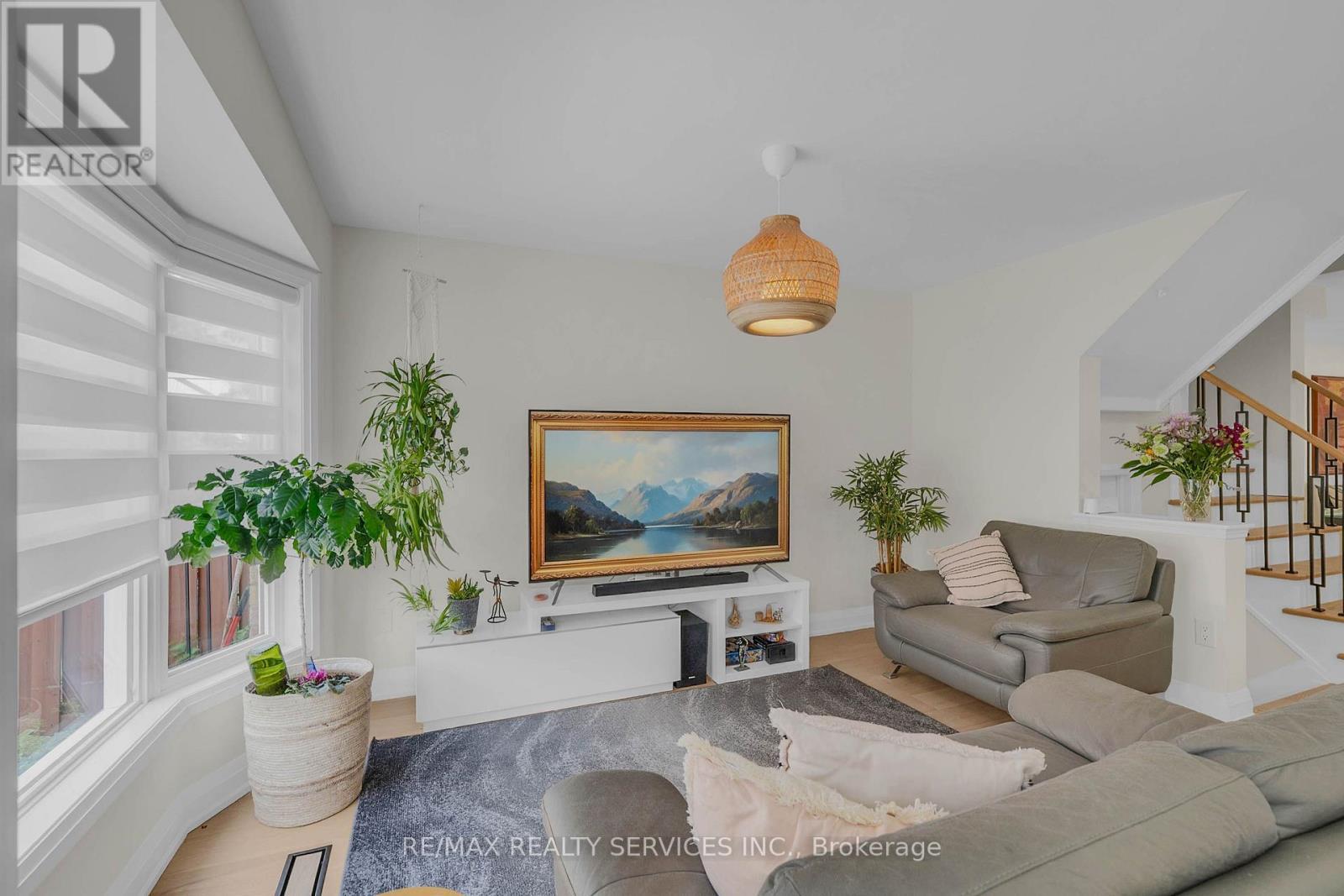 128 Seaside Circle, Brampton, ON - Indoor Photo Showing Living Room