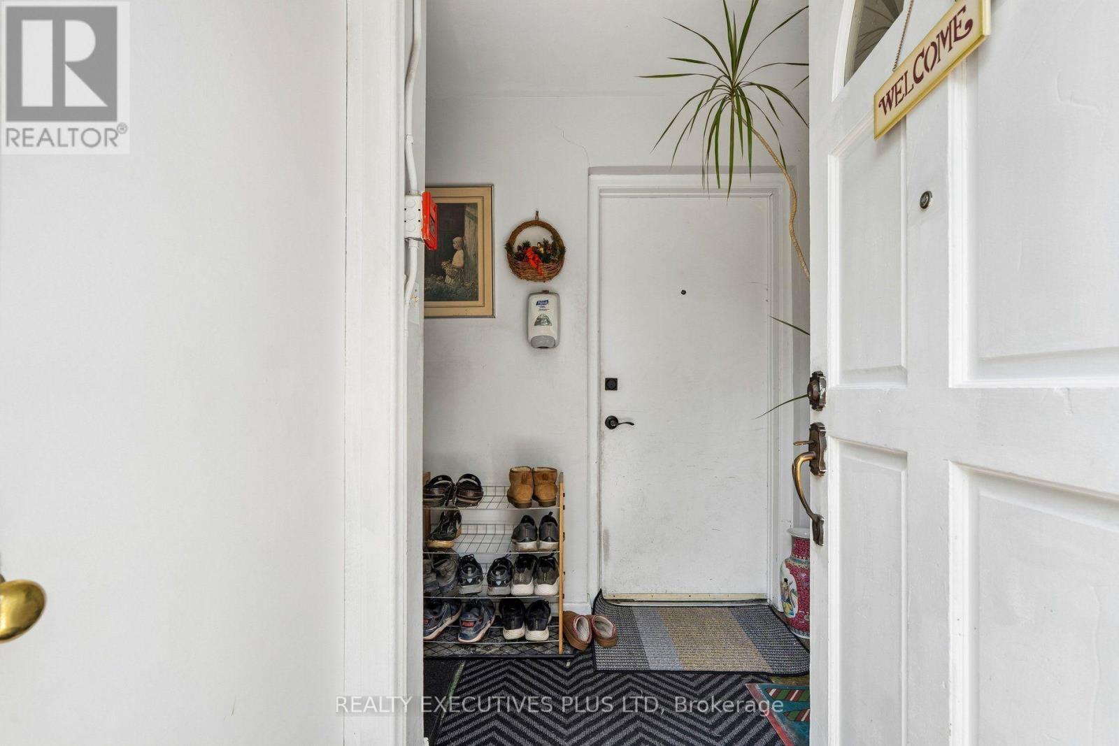Welcome to 74 Calstock Drive - 74 Calstock Drive, Toronto, ON - Photo Showing Other Room
