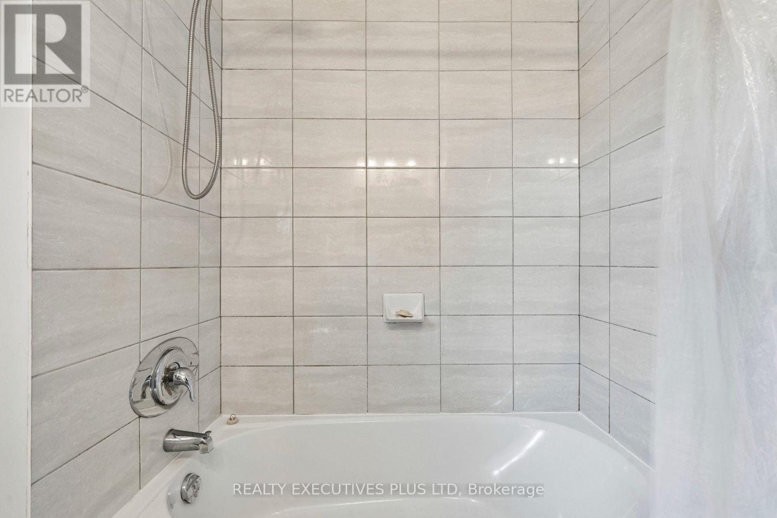 Upper Bathroom - 74 Calstock Drive, Toronto, ON - Indoor Photo Showing Bathroom