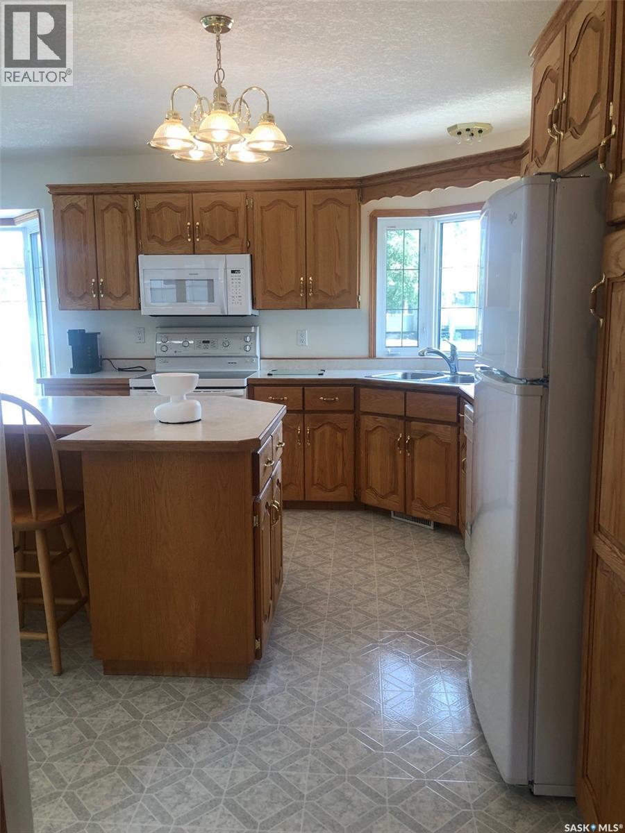 643 2Nd Street Ne, Preeceville, SK - Indoor Photo Showing Kitchen With Double Sink