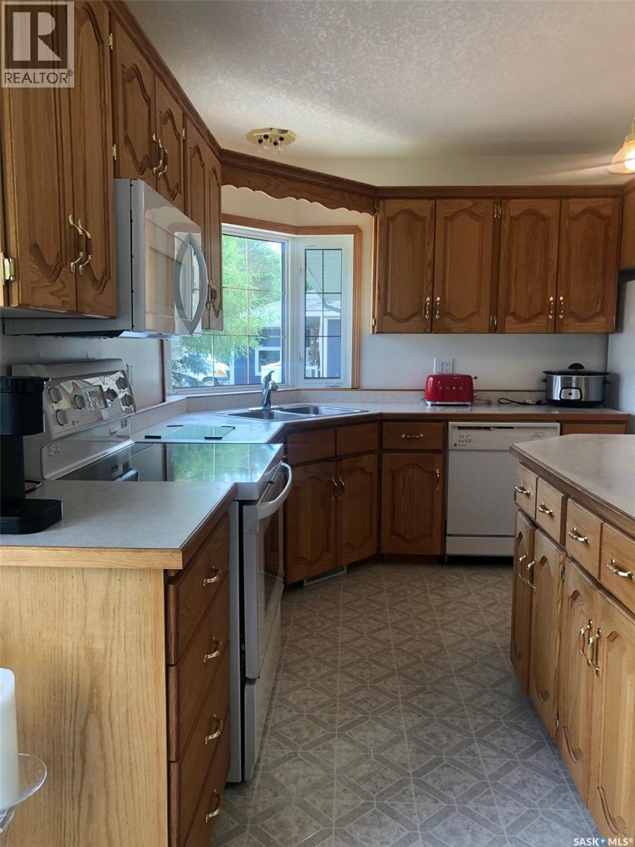 643 2Nd Street Ne, Preeceville, SK - Indoor Photo Showing Kitchen With Double Sink