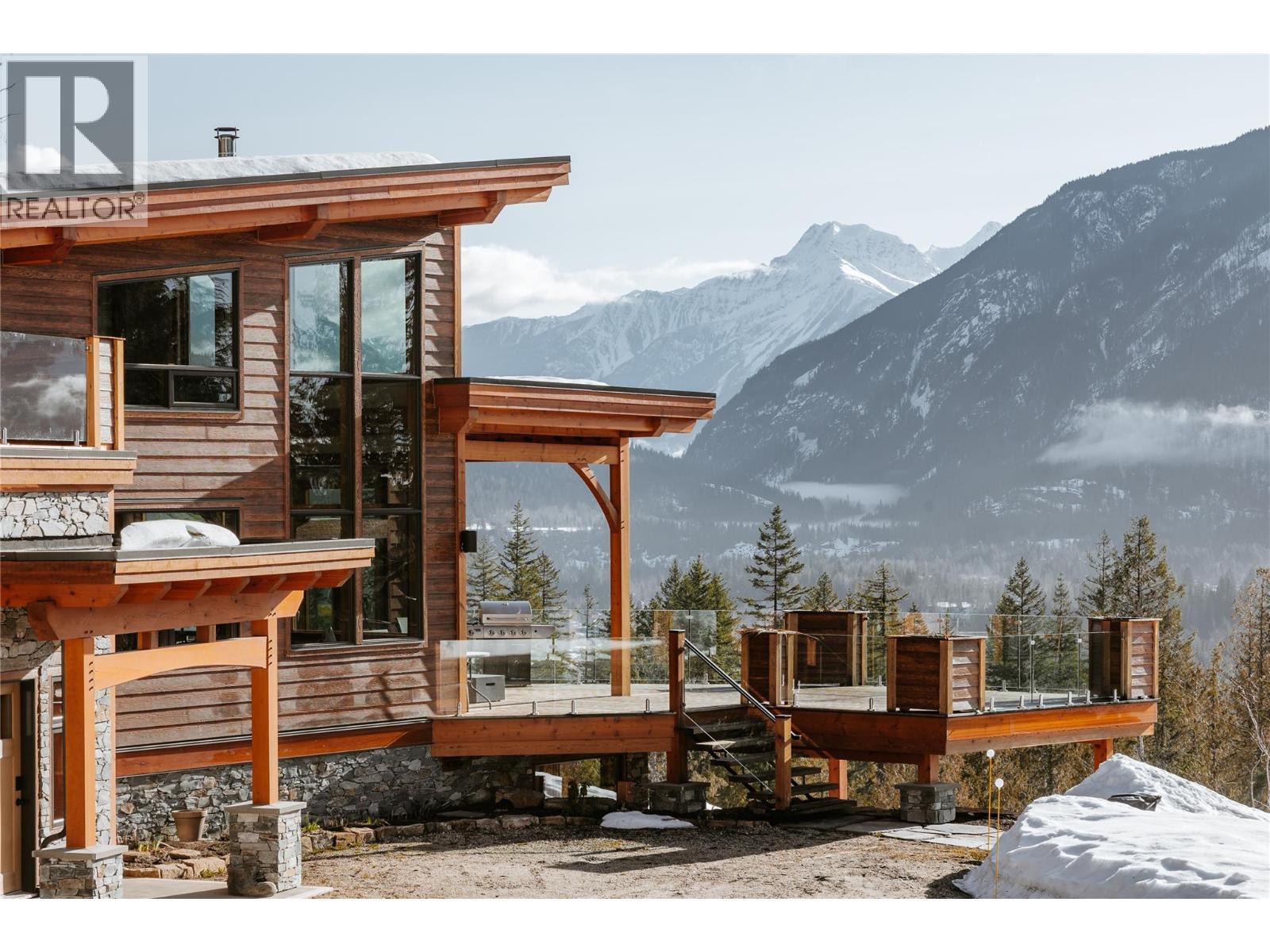 The incredible Pillows Lodge - 1917 Mt Mcpherson Drive, Revelstoke, BC - Outdoor