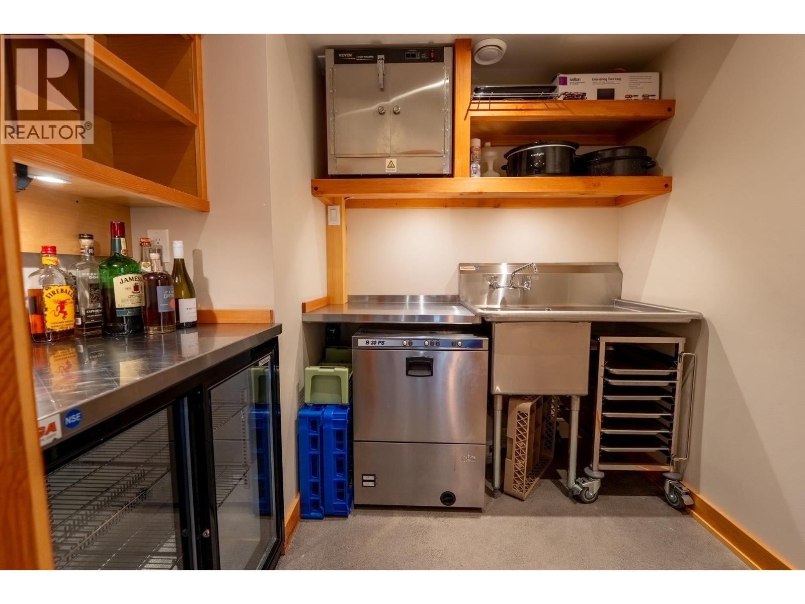Commercial prep kitchen - 1917 Mt Mcpherson Drive, Revelstoke, BC - Indoor Photo Showing Other Room