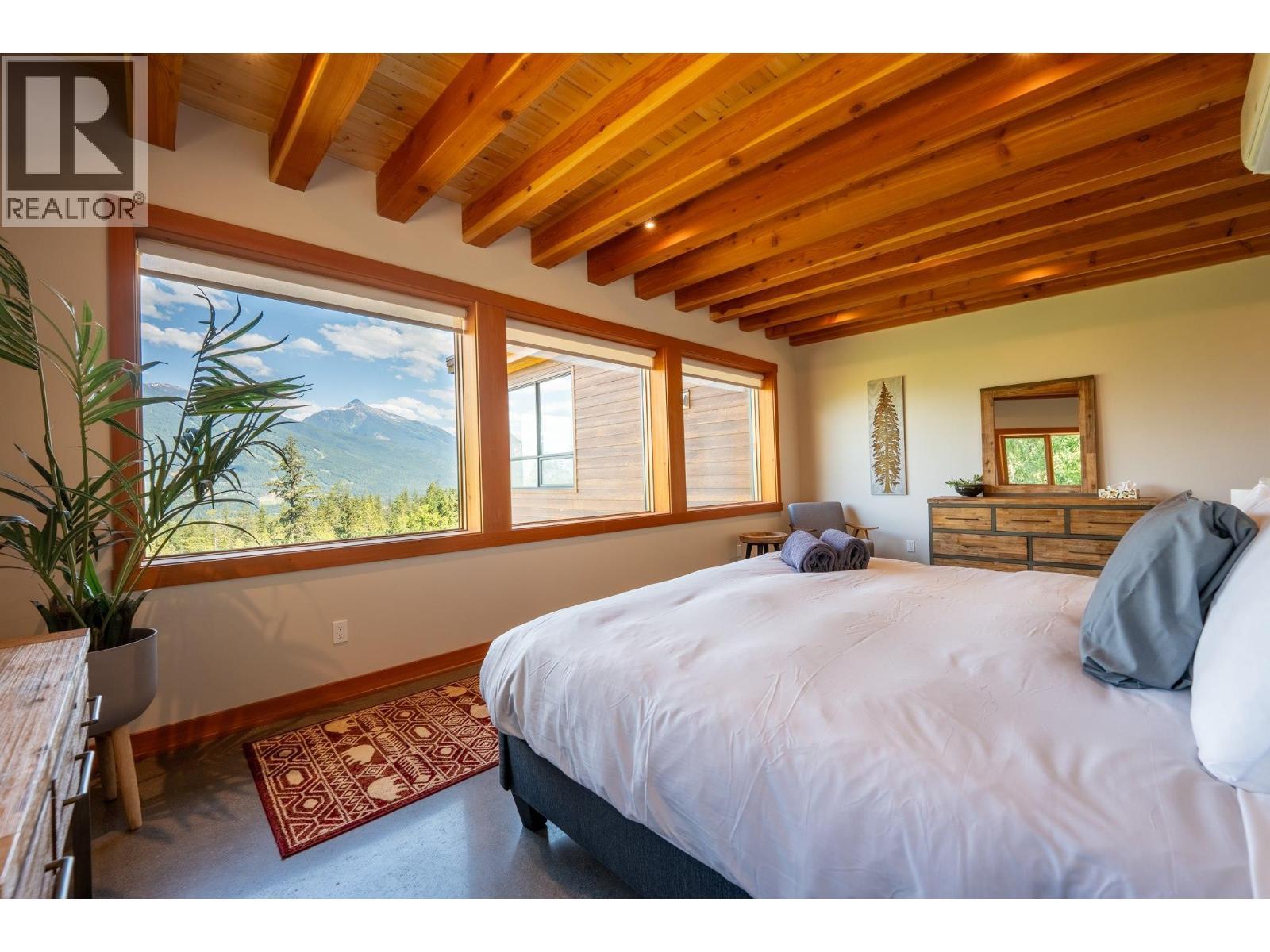 Main flr primary bdrm - 1917 Mt Mcpherson Drive, Revelstoke, BC - Indoor Photo Showing Bedroom