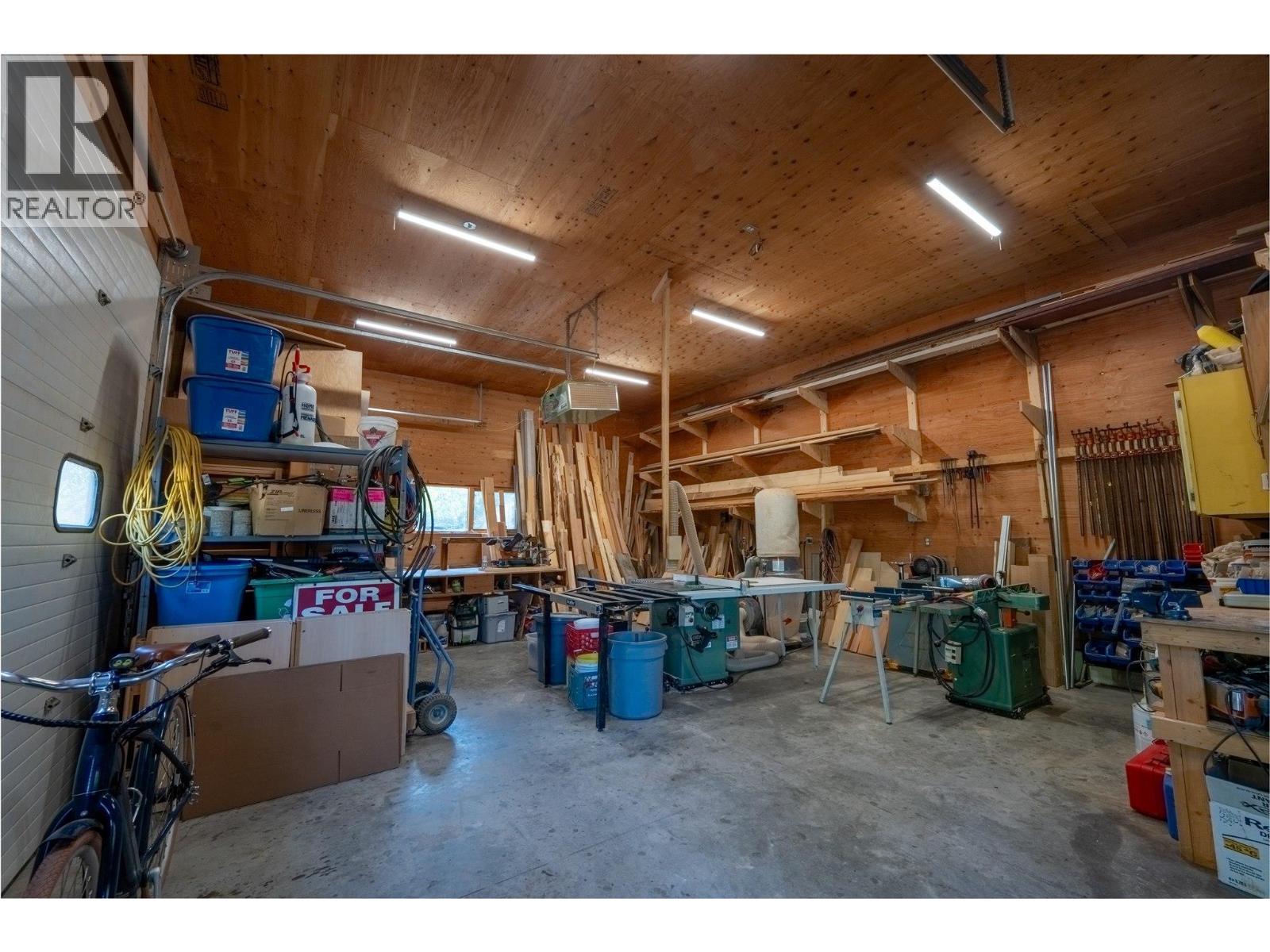 34x24 garage/shop - 1917 Mt Mcpherson Drive, Revelstoke, BC - Indoor Photo Showing Garage