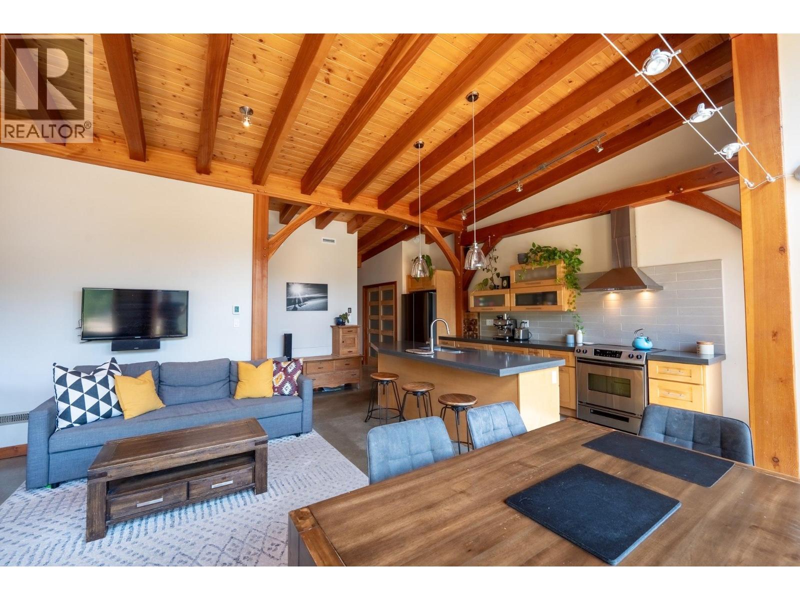 Liv room in suite - 1917 Mt Mcpherson Drive, Revelstoke, BC - Indoor Photo Showing Living Room