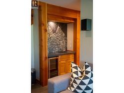 Lwer level wetbar -