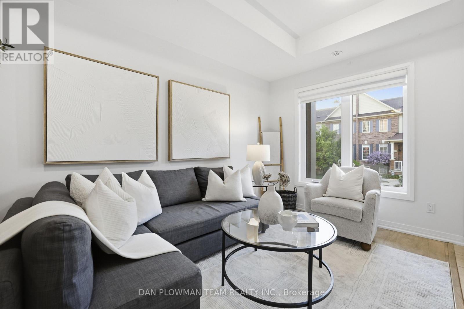 1210 - 2635 William Jackson Drive, Pickering, ON - Indoor Photo Showing Living Room