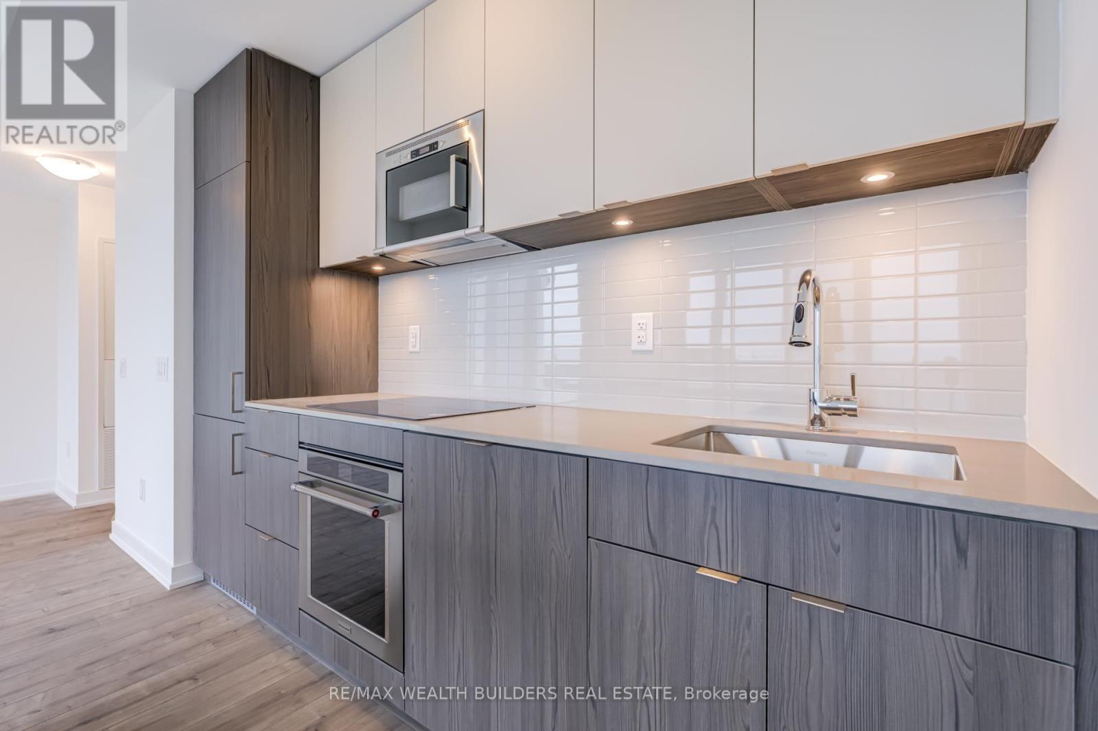 714 - 220 Missinnihe Way, Mississauga, ON - Indoor Photo Showing Kitchen With Upgraded Kitchen