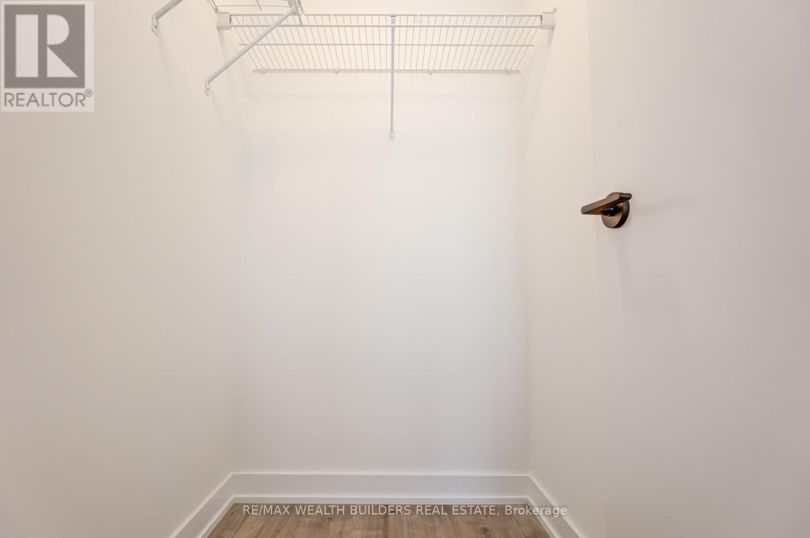 714 - 220 Missinnihe Way, Mississauga, ON - Indoor With Storage