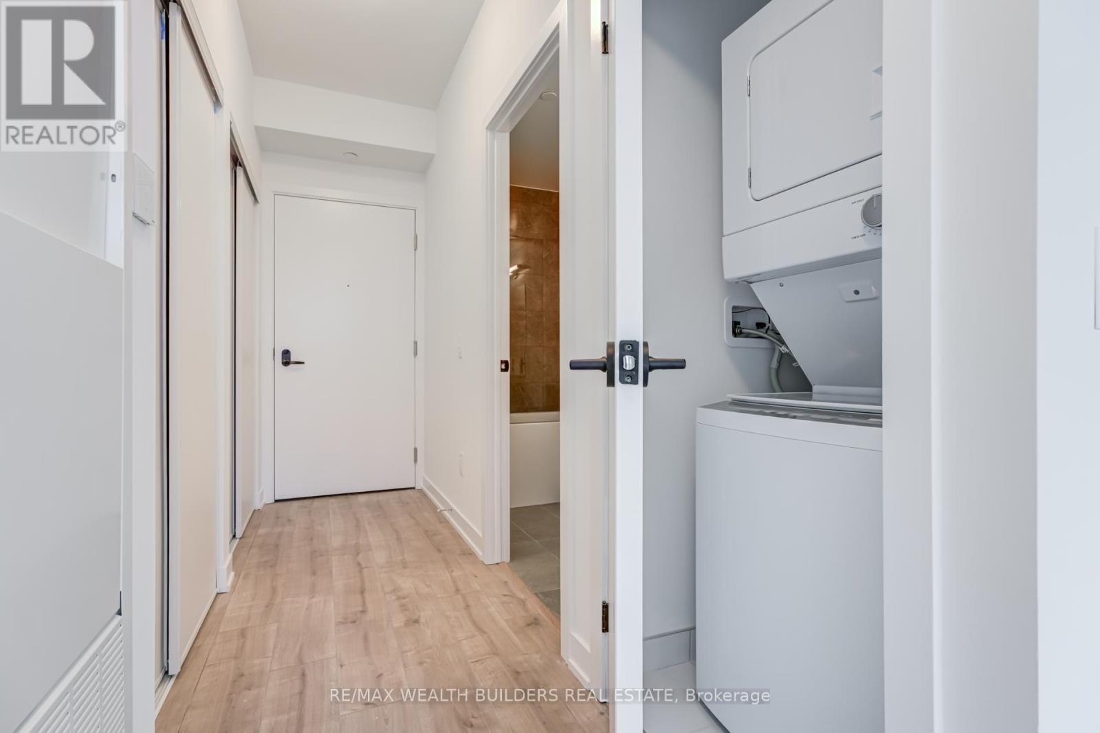 714 - 220 Missinnihe Way, Mississauga, ON - Indoor Photo Showing Laundry Room