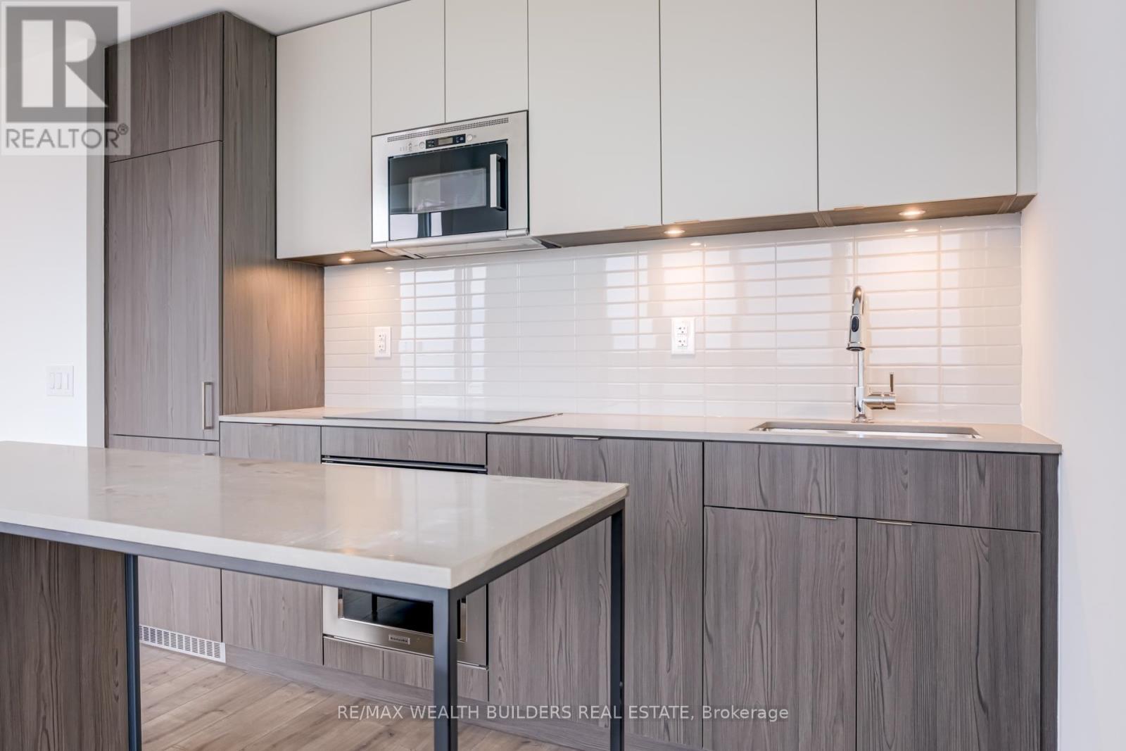 714 - 220 Missinnihe Way, Mississauga, ON - Indoor Photo Showing Kitchen With Upgraded Kitchen