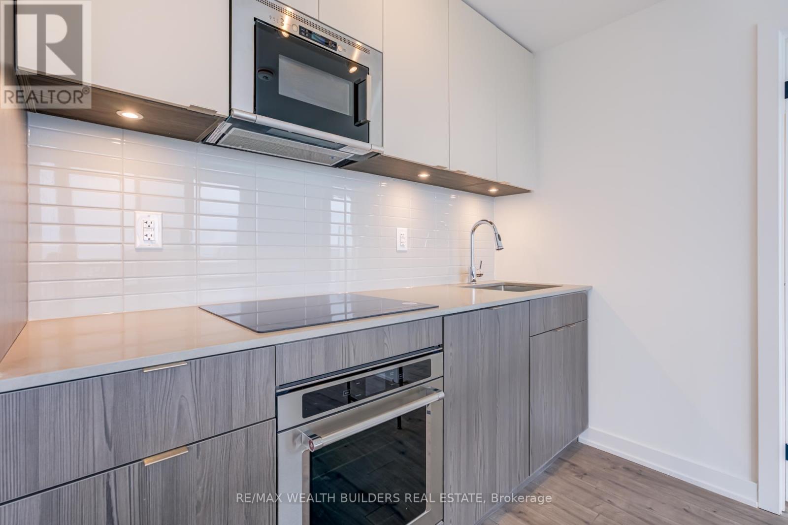 714 - 220 Missinnihe Way, Mississauga, ON - Indoor Photo Showing Kitchen