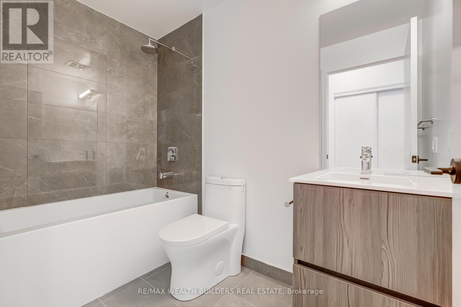 714 - 220 Missinnihe Way, Mississauga, ON - Indoor Photo Showing Bathroom