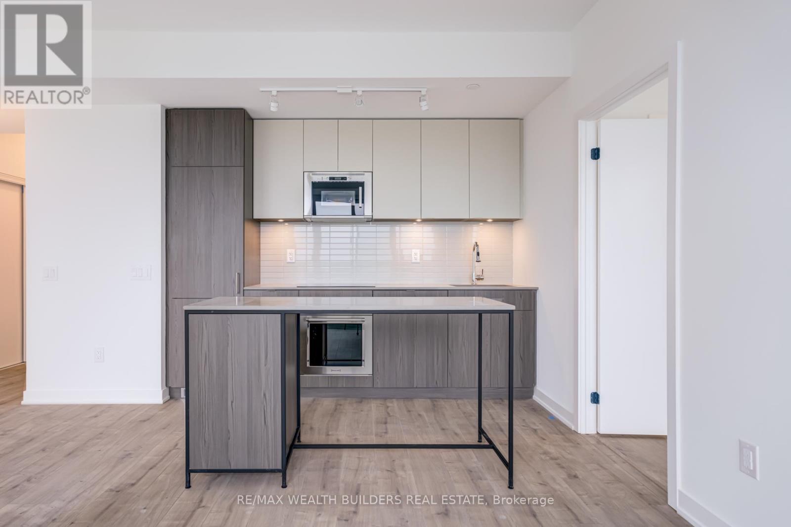 714 - 220 Missinnihe Way, Mississauga, ON - Indoor Photo Showing Kitchen