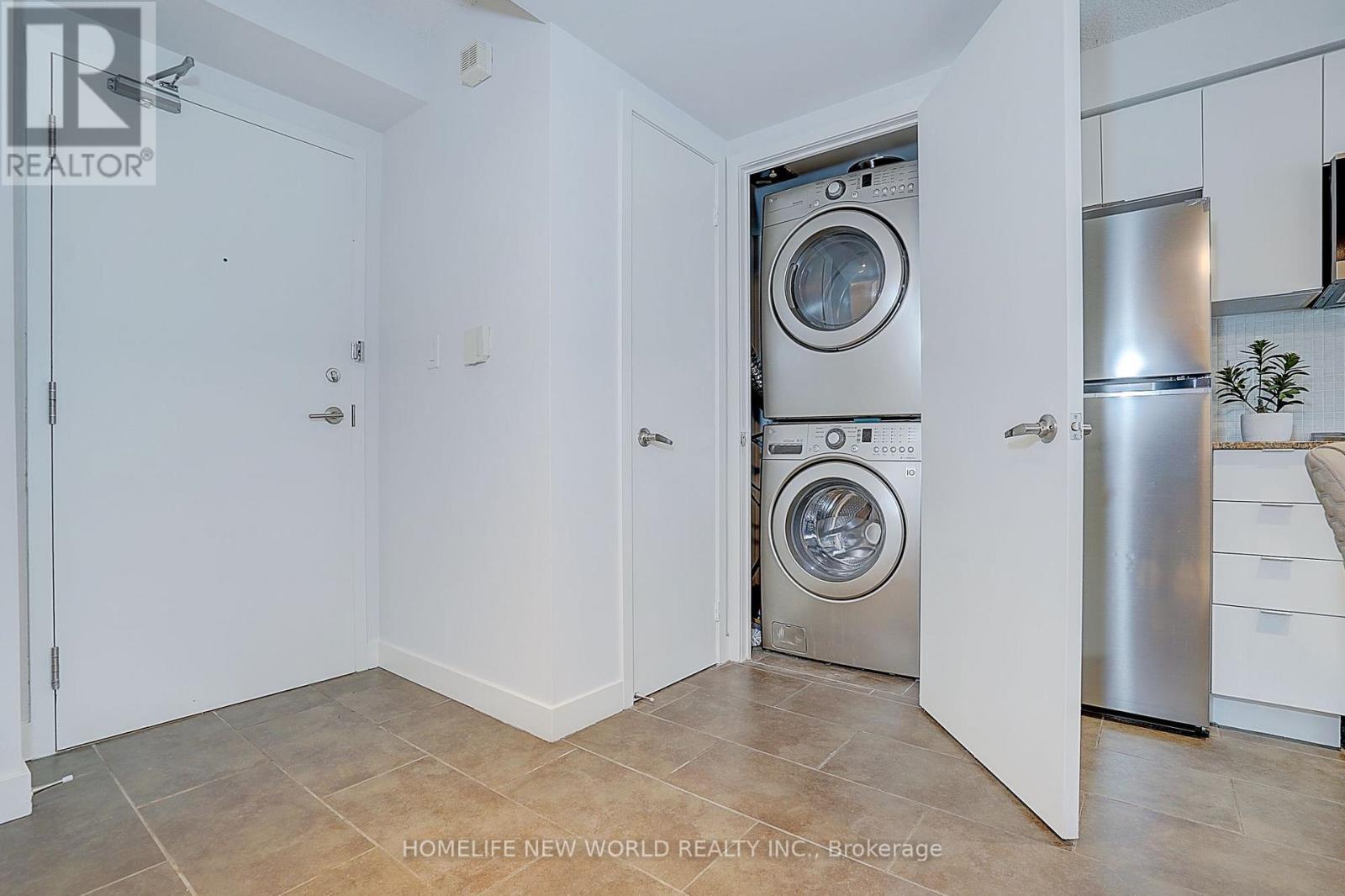 307 - 15 Fort York Boulevard, Toronto, ON - Indoor Photo Showing Laundry Room