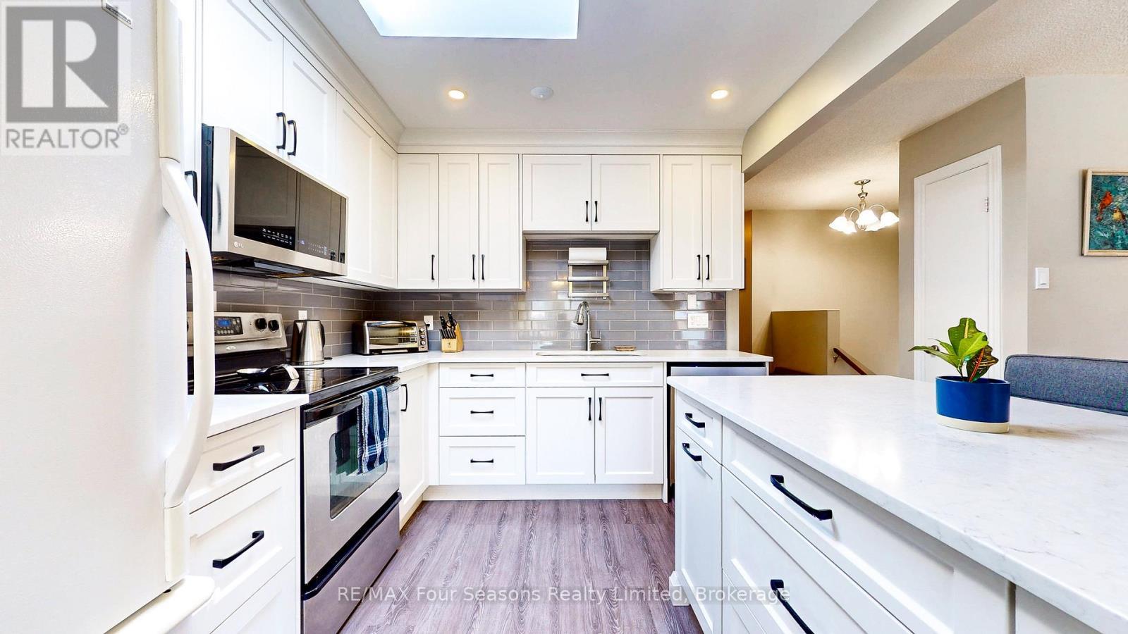 74 Telfer Road, Collingwood, ON - Indoor Photo Showing Kitchen With Upgraded Kitchen